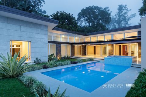 Casa Tranquilidad   Scopri lo splendore della vita di lusso a Guachipelín, San Rafael de Escazú, in una proprietà progettata per offrire comfort ed esclusività. Costruita nel 2014, questa residenza a un piano si estende su un ampio lotto di 1.182 m² ...