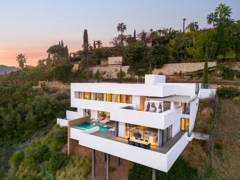 Eingebettet in die prestigeträchtige Wohnanlage El Herrojo Alto in La Quinta definiert diese exquisite Villa zeitgenössischen Luxus neu. Es befindet sich in erhöhter Lage und bietet einen faszinierenden Panoramablick auf das Mittelmeer, die raue Schö...