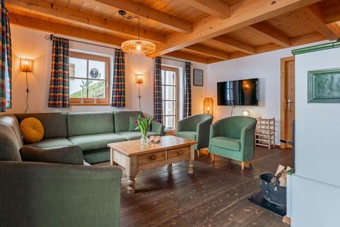 Questo delizioso chalet è a Königsleiten. È ideale per un piccolo gruppo e può ospitare 12 ospiti. Questo chalet ha 5 camere da letto e una piscina privata per rilassarsi e ringiovaniti. Lo chalet è a soli 200 metri dallo skibus. I ristoranti più vic...