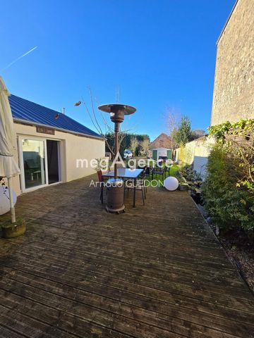 Située dans la charmante commune de Mézeray (72270), cette maison bénéficie d'un environnement calme et agréable. Mézeray est un lieu prisé pour son ambiance conviviale et sa proximité avec les commerces locaux, les écoles et les espaces verts, offra...