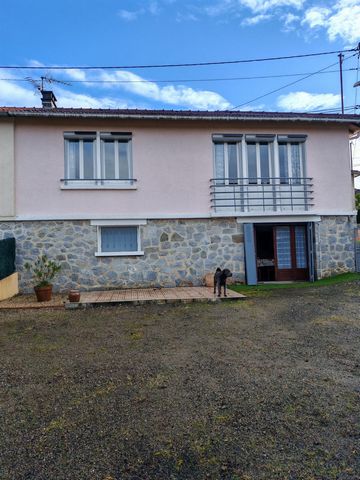 Cette charmante maison mitoyenne de 80 m² environ est située dans un quartier résidentiel de Louyat. Proche des commerces et des écoles elle est idéalement implantée pour une vie pratique au quotidien. La maison bénéficie d'un garage, et d'un espace ...