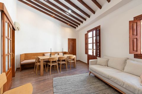 Casa a reformar en Santa Catalina Con oportunidades de renovación en una zona atractiva Este edificio está situado en el encantador barrio de Santa Catalina, que es muy popular entre turistas y residentes locales. Aquí encontrarás pequeñas tiendas, e...