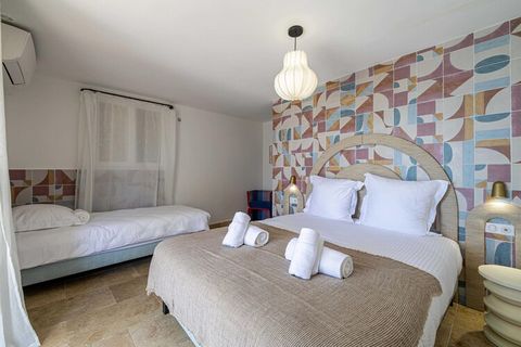 Magnifique Chambre d'hôtes avec Terrain de Padel, Jacuzzi, Piscine, Salle de musculation. Située à 20 minutes du centre de Saint Tropez. Aéroport de Nice : voiture 1h30 Aéroport de Saint-Tropez : voiture 25 minutes Aéroport de Toulon : voiture 50 min...