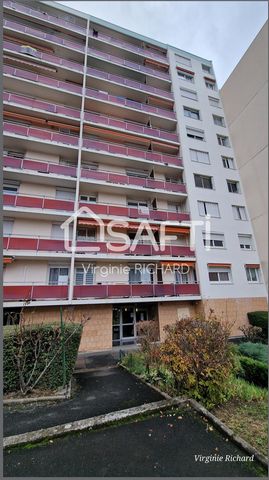 Appartement traversant de 67 m² avec balcon et vue dégagée - Hauts de Chanturgue Situé au troisième étage/10 avec ascenseur, cet appartement lumineux et bien agencé vous séduira par ses prestations. Côté nuit (nord) : Deux chambres confortables équip...