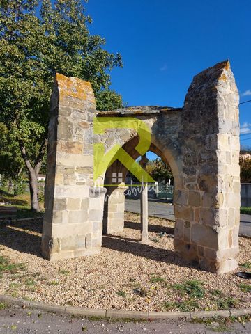 Ven a descubrir esta tranquila casa de 111 m2, acompañada de sus dependencias de 100 m2 en el sótano, todo ello en un terreno de 1409 m2 apto para piscina, en la localidad de Pieusse. Esta encantadora casa consta de un amplio salón-cocina de 34 m2 co...