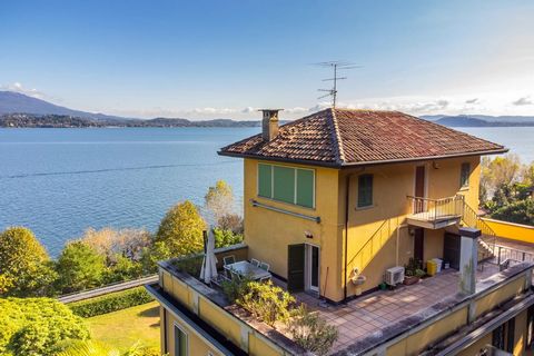 A Belgirate, sur la rive piémontaise du Lac Majeur, nous proposons un élégant appartement de deux pièces à vendre à l'intérieur d'une villa d'époque, dans un contexte exclusif et réservé. L'appartement est situé au premier étage d'une petite copropri...