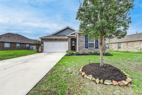 DARLING 3 BEDROOM 2 BATH **ONE STORY** HOME nestled on a 1/4 ACRE LOT in the fabulous CIMARRON CREEEK SUBDIVISION. Beautiful tile entry that leads to the kitchen w/ large island featuring gorgeous wood cabinetry, double pantry, & recessed lighting. S...