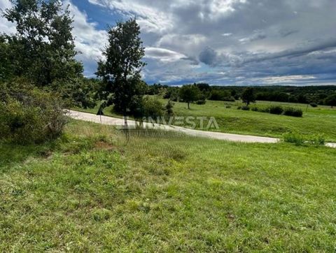 Een perceel van 1579 m² wordt te koop aangeboden in de buurt van de historische stad Oprtalj, met panoramisch uitzicht op de omliggende heuvels en natuur. Oprtalj staat bekend om zijn charme als middeleeuwse stad, zijn gastronomie, wijnen en prachtig...