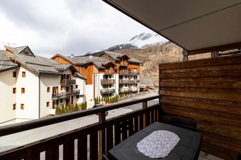 Located at an altitude of 1800 meters, this 33mÂ² apartment in Le Balcon des Airelles offers a beautiful view of the slopes, Serre-PonÃ§on lake valley, and surrounding peaks. The apartment includes a living room with a convertible sofa, a separate be...