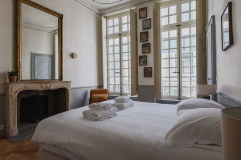 Checkmyguest vous propose cet appartement moderne de 98m² au 2ème étage, idéalement situé rue Chanoinesse, à deux pas de la Cathédrale Notre-Dame de Paris. Parfaitement optimisé pour 4 personnes. Réservez dès maintenant pour une expérience parisienne...