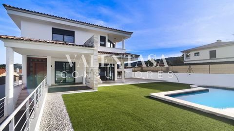 Discover the home of your dreams in this impressive detached villa! With 349 m² built, this property combines comfort and elegance in every corner. Enjoy its 3 spacious bedrooms, one of them with a private terrace perfect for relaxing outdoors. The 2...