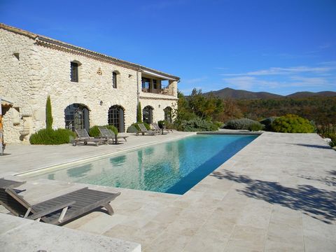 Grâce à sa situation dominante ce Mas vous offre une vue magnifique sur le Mont Ventoux et imprenable sur les campagnes environnantes . A l'abri des regards , c'est dans une rare zone protégée que se dresse cette demeure traditionnelle en pierre enti...