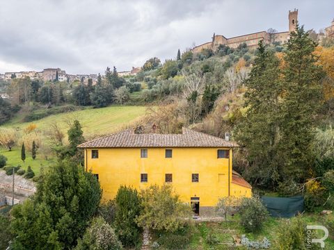 Nestled in the picturesque Tuscan countryside, just 300 meters from the vibrant town center, yet in the midst of an oasis of peace, lies this beautiful former farmhouse, which was lovingly and carefully renovated in 2000. The combination of historica...