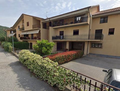 Passignano am Trasimeno (PG): Wohnung von 100 qm mit Solarium bestehend aus: - Wohnung im ersten Stock mit Wohnzimmer, Kochnische, drei Schlafzimmern, zwei Bädern und Terrasse. Das Eigentum umfasst ein Solarium von 42 qm und eine Garage von 37 qm. Ru...