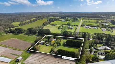 Omgeven door een groene tuinoase op 4 hectare met een duidelijke nadruk op duurzaam leven, is dit karaktervolle kusthuis de perfecte ontsnapping op het platteland van stranden, wijnmakerijen en op slechts een uur van de stad. Majestueuze 100 jaar oud...