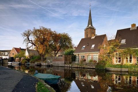 Deze fraaie glamping lodge is geschikt voor twee personen. De accommodatie is volledig ingericht met bijvoorbeeld een keuken met kookplaat, koelkast en gootsteen. Deze staat in directe verbinding met het mooie, houten terras. Doordat u de tentdoek he...