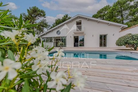 Scoprite questa bellissima villa di lusso nel ricercato quartiere di Pyla-sur-Mer, sul Bassin d'Arcachon. Questa casa, a pochi passi dalla spiaggia e dai ristoranti, vi delizierà con la sua posizione eccezionale e la posizione tranquilla ai margini d...