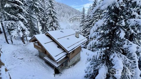 Расположенное в популярном районе Куршевеля La Tania, это шале площадью 144 кв. м имеет просторную гостиную с камином и открытую кухню, ведущую на большую террасу площадью 29 кв. м. Ночью на верхнем этаже расположены 3 спальни с душевыми комнатами и ...