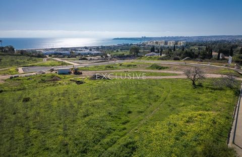 Genesteld naast de prestigieuze Palmares Golfbaan en uitkijkend over het prachtige 4 kilometer lange strand van Meia Praia, bieden deze kavels een ongeëvenaarde kans om je droomhuis te bouwen op een van de meest gewilde locaties van de Algarve. Met L...