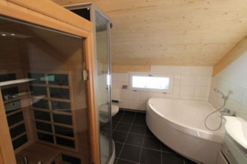 Descubra la comodidad y el estilo en este espacioso chalet de 100 m² con capacidad para 9 personas. Este chalet ofrece cuatro acogedoras habitaciones distribuidas en dos plantas, incluida una sala de paso parcialmente abierta. Disfrute de noches de d...