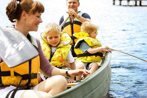 Kinderen welkom! Gezinsvriendelijk vakantiepark midden in het betoverende bos- en merenlandschap van het Mecklenburgse merengebied - direct aan het meer Granzower, halverwege Berlijn en de Oostzee. Het meer is via de Müritz-Havel-waterweg verbonden m...