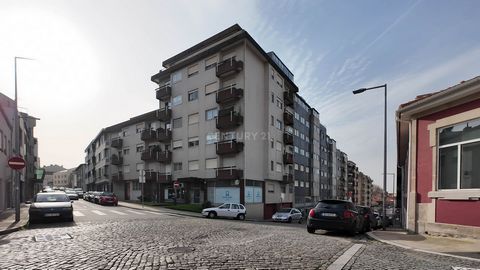 Excellente situation à proximité de l'autoroute VCI, Amial et Carvalhido, permettant un accès facile au centre universitaire et à Boavista. Bonne luminosité et vues dégagées. Idéal pour un logement personnel ou un investissement car il peut facilemen...