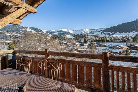 Situé dans la prestigieuse station de Megève, ce chalet de luxe offre des installations ultramodernes et une vue imprenable sur le Mont d