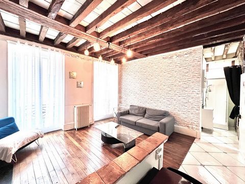 Superb townhouse, located a stone's throw from the Place du Martroi and a 6-minute walk from the Orléans train station, with a floor area of approximately 260 m². Perfect luminosity for this property, you will find high ceilings, solid parquet floori...