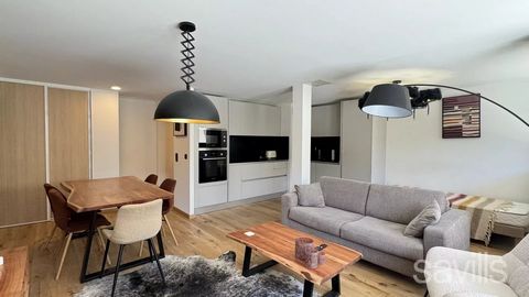 Savills stelt dit ski in/ski out appartement voor in het Domaine de l'Ariondaz van 72,04 m² en bestaat uit een inkomhal, een woonkamer met open keuken die uitkomt op een terras van 29 m², twee slaapkamers, een doucheruimte en een badkamer, een apart ...