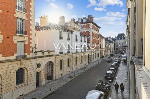 Vicino a Place des Vosges - Il gruppo VANEAU vi offre, in un affascinante edificio antico al 2 ° piano accessibile tramite scala. Questo monolocale Loi Carrez di 24,15 m² comprende un ingresso, una sala principale con due grandi finestre, un angolo c...