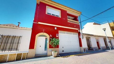 Objektbeschreibung: Geräumiges Reihenhaus in der ruhigen Stadt Balsicas, in der Provinz Murcia. Die erste Etage des Hauses wurde von den jetzigen Eigentümern renoviert und verfügt über ein offenes Wohnzimmer mit Essbereich, eine große, voll ausgestat...