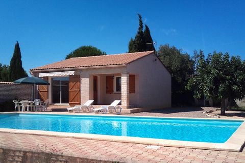 La tranquila casa de vacaciones de 3 dormitorios en Argeliers está situada en una calle sin salida en una zona tranquila, como un hermoso alojamiento para familias pequeñas y grupos. La casa de vacaciones está equipada con piscina privada, tiene una ...