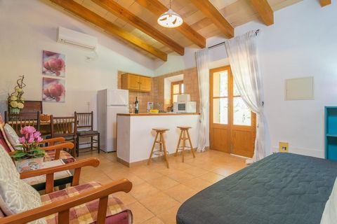 Dit fijne vakantiehuis met een privézwembad en uitzicht op de bergen heeft 1 slaapkamer en kan 2 personen accommoderen. Het knusse vakantiehuis op Mallorca is perfect voor een stel dat wil genieten van de Spaanse zon. Het Sa Cova-restaurant ligt op s...