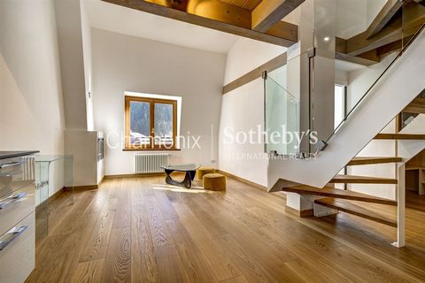 EXCLUSIVITÉ - Chamonix Sotheby’s International Realty vous présente l’appartement Millie, un duplex élégant situé au 4ème et dernier étage d’une résidence de standing sécurisée en plein cœur de Chamonix. Idéalement situé à proximité immédiate de tout...