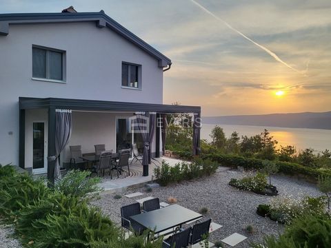 Istrien, Labin Umgebung, Haus mit atemberaubendem Panorama - Meerblick und Pool Das Objekt befindet sich auf einem Grundstück von 710 m2 und besteht aus zwei Wohnungen: ▪ Erdgeschoss, Nettofläche 66,25 m2: Schlafzimmer, Küche, Esszimmer und Wohnzimme...