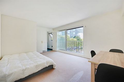 Paris XV - Rue Armant Moisant- The Laplace Agency presenteert deze studio van 30 m2 gelegen op de 3e verdieping met de lift van een goed onderhouden gebouw met conciërge en digicodes. Het appartement bestaat uit een entree, een woonkamer van 18 m2, e...