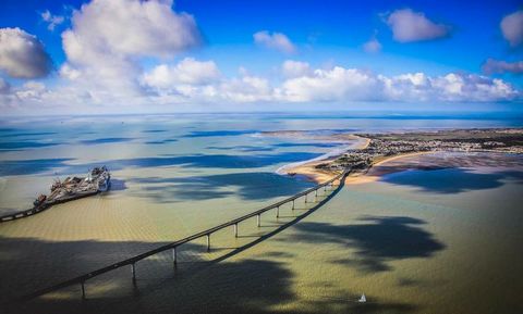 Video auf Abruf. L'Houmeau 17137 Wenn Sie das Meer mögen, sind Sie in der richtigen Stadt. Nur wenige hundert Meter von der Brücke Ile de Ré entfernt. In der Nähe von La Rochelle Diese schöne Wohnung aus dem Jahr 2014 befindet sich im 1. Stock von in...