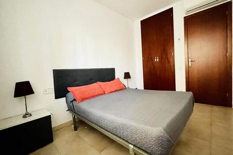 Witamy w apartamencie położonym w samym sercu turystycznego centrum Salou, w otoczeniu sklepów, barów i restauracji! Cechy apartamentu: Dwie dwuosobowe sypialnie, jedna z łóżkiem małżeńskim i druga z dwoma pojedynczymi łóżkami. Łazienka: w pełni wypo...