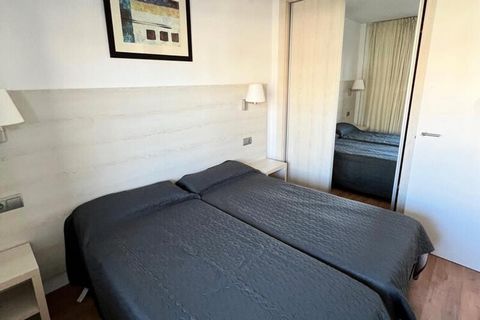 Wyjątkowy, całkowicie odnowiony i wyposażony apartament w budynku Michelangelo, zaledwie 100 metrów od głównej plaży w Salou! Ten wspaniały apartament składa się z dwuosobowej sypialni z dwoma wygodnymi pojedynczymi łóżkami, nowoczesnej kuchni na otw...