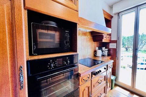 This pleasant 3-room sea view apartment for 6 people, approximately 65m², is located on the 1st floor of building 5, door 42 in the Adal d'Arvor residence. It consists of: - an entrance, - a living room with TV and 140 cm convertible sofa, - a fitted...