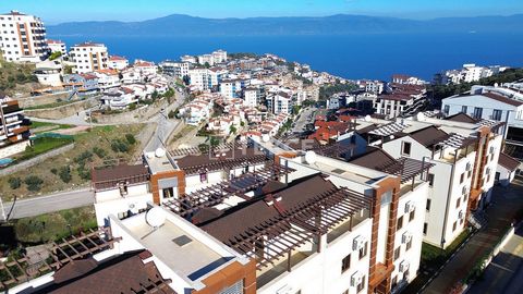 Appartement met 2 Slaapkamers en Zeezicht te Koop in een Complex in Bursa, Mudanya Appartement te koop is gelegen in de wijk Halitpaşa, waar u natuurlijke schoonheden kunt zien en een vredig en rustig leven kunt leiden. Het ligt dicht bij de jachthav...