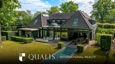 Een villa met allure Deze villa met zowel een binnen- als buitenzwembad combineert moeiteloos klassieke charme met moderne architectuur. De gevels zijn strak wit geschilderd, de daken bedekt met keramische pannen en de kozijnen en dakkapellen stijlvo...