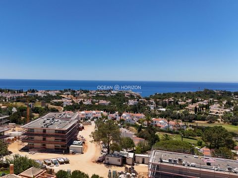 Located in Carvoeiro. Welcome to this luxury residential complex near Carvoeiro, which offers you 74 high-end apartments, most of which have great sea views, of which around 10 units are currently still available. Among them is this beautiful 3-room ...