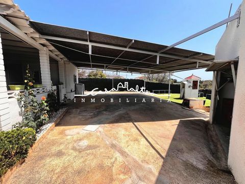 Prachtig huis met een apart gastenappartement tussen Alfaz del Pi en Albir.~~Deze woning is in totaal ongeveer 185 m² groot op een rustiek perceel van 728 m².~~Het huis heeft 4 slaapkamers, 1 badkamer, een ingerichte keuken, een woonkamer met open ha...