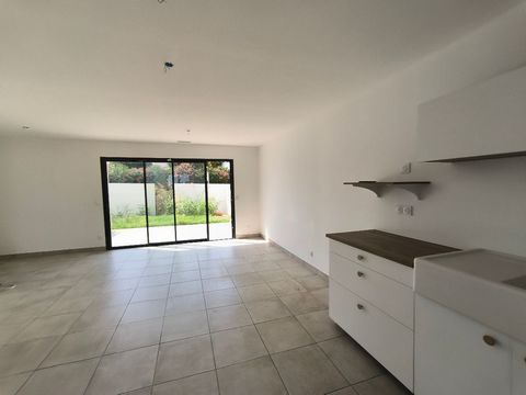Sur le territoire de Ponteilla, votre agence immobilière NELLY IMMOBILIER vous propose de faire l'achat d'une villa dotée de 3 chambres et d'une grande terrasse agréable et ensoleillée. L'intérieur compte un bel espace de vie avec  cuisine us  de 35m...