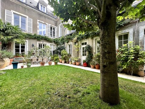 Maison de ville dans son écrin de verdure