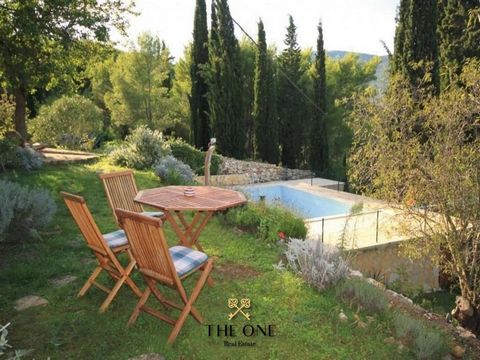 A beautiful estate consisting of a total of five originally restored stone houses, perfectly integrated into the enchanting natural environment. The property includes a swimming pool measuring 7×3.5 meters, and a spacious garden of 2500 m2. Three ter...