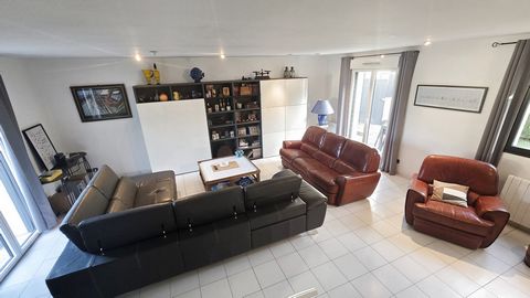 Maison contemporaine proche thalasso et plages, en état parfait, vaste salon 39 m2, belle cuisine semi-ouverte de cuisiniste.Trois chambres. Petit jardin intimiste avec annexe, deux parking. false Features: - Terrace - Garden