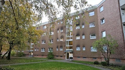 Diese charmante Etagen-Wohnung in Lübeck St. Lorenz Süd bietet alles, was das Herz begehrt. Mit 4 Zimmern und einer Wohnfläche von 83 m² ist sie ideal für Familien oder Paare, die viel Platz schätzen. Die moderne Einbauküche lädt zum Kochen ein und d...