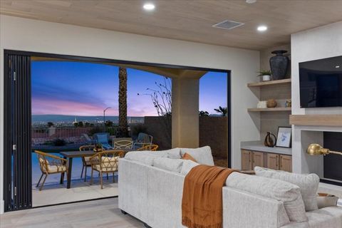 Le design haut de gamme rencontre le style de vie ultime des 55+ dans cette superbe maison de Sun City Summerlin. Profitez d’une vue emblématique sur le Strip depuis la suite principale, la cuisine, la salle familiale et la cour arrière, tandis que l...